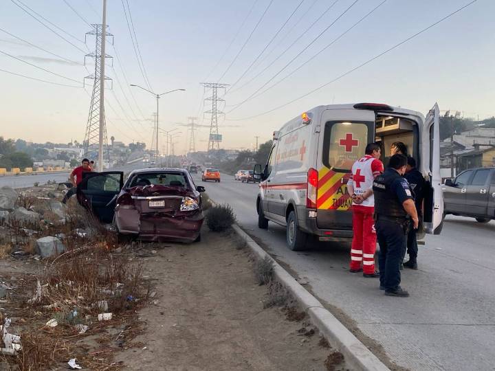 Mujer es llevada al hospital tras choque entre taxi y otro carro en el bulevar 2000