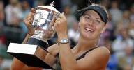Sharapova, Bryan Brothers enter tennis hall, with surprise appearance by Serena Williams