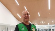 Un vendedor de la Once entrega un cupón con un premio de un millón de euros en Toledo