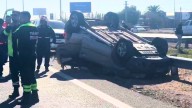 Accidente y vuelco en el Acceso Sur dejó una persona atrapada y el tránsito complicado