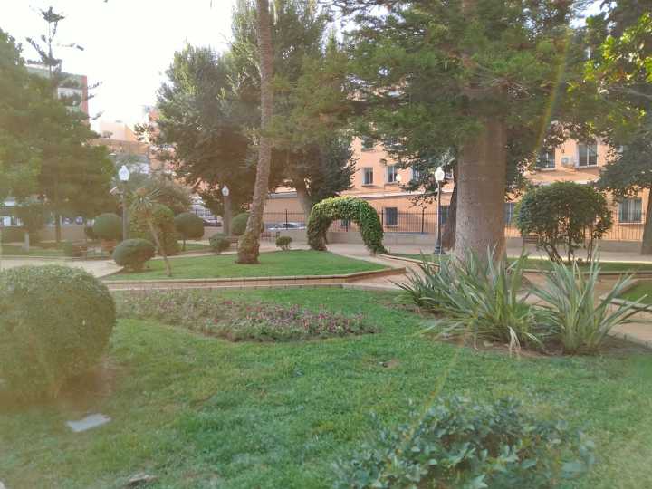 Alicante reabre el Panteón de Quijano tras resembrar césped, plantar y labores de mantenimiento
