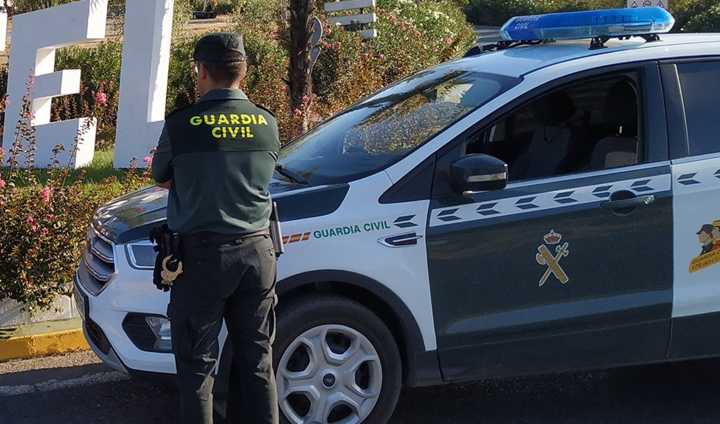 Detenido un hombre por amenazar con un hacha a varios guardias civiles en Roquetas de Mar