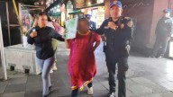 Policías capitalinos auxilian a mujer en labor de parto en el Zócalo