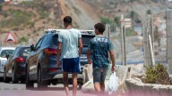 Trasladan a casi medio centenar de migrantes de un centro de Ceuta a Algeciras sin informar de su destino