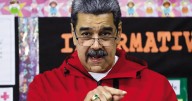 Maduro resiente presión; libera 13 presos políticos