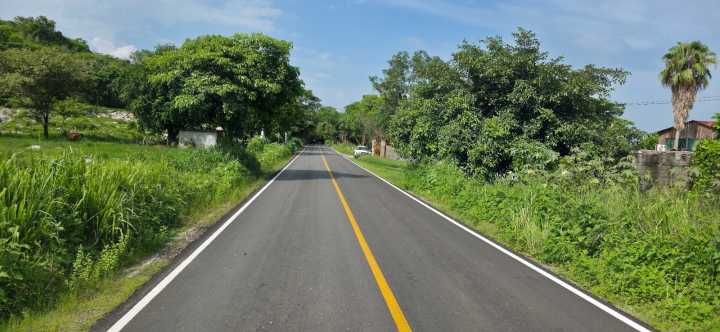 CONCLUYE GOBIERNO ESTATAL REHABILITACIÓN DE CAMINO A TAMBACA EN TAMASOPO