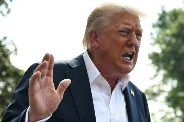 Trump arremete contra ABC y NBC por emitir "malas historias" sobre él; pide revocar licencias
