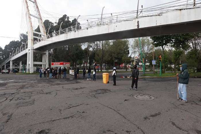 Estudiantes bloquean avenida Vicente Guerrero; exigen destitución de directora en UAEMéx