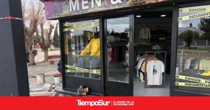 Caleta Olivia Rompió la puerta de un comercio y robó indumentaria