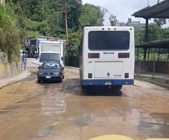 Reventón de tubería mantiene cerrada vía entre Pueblo y El Sitio en San Antonio de los Altos