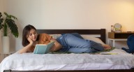 Médico de Harvard advierte: estos son los 3 objetos de tu dormitorio que ponen en riesgo tu salud