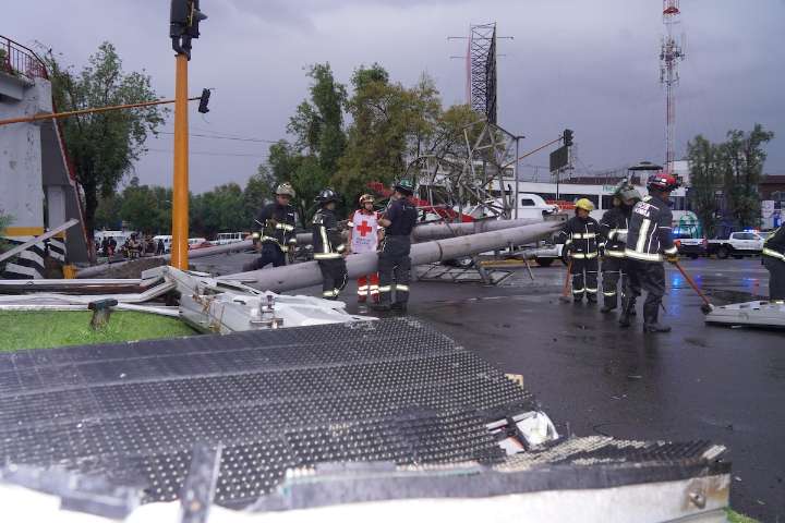 Lluvia intensa derriba espectacular en Tlalnepantla