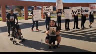 Joven muere a balazos por policías en Laredo; familiares protestan frente a cuartel