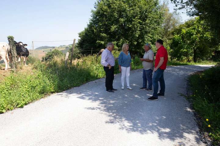 Desarrollo Rural invierte 40.000 euros en la reparación de una pista en Lindota (Saro)