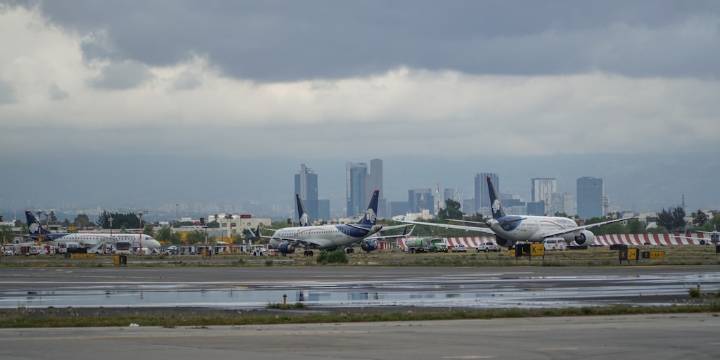 AICM suspende momentáneamente operaciones de aterrizaje y despegue por fuertes lluvias en CDMX