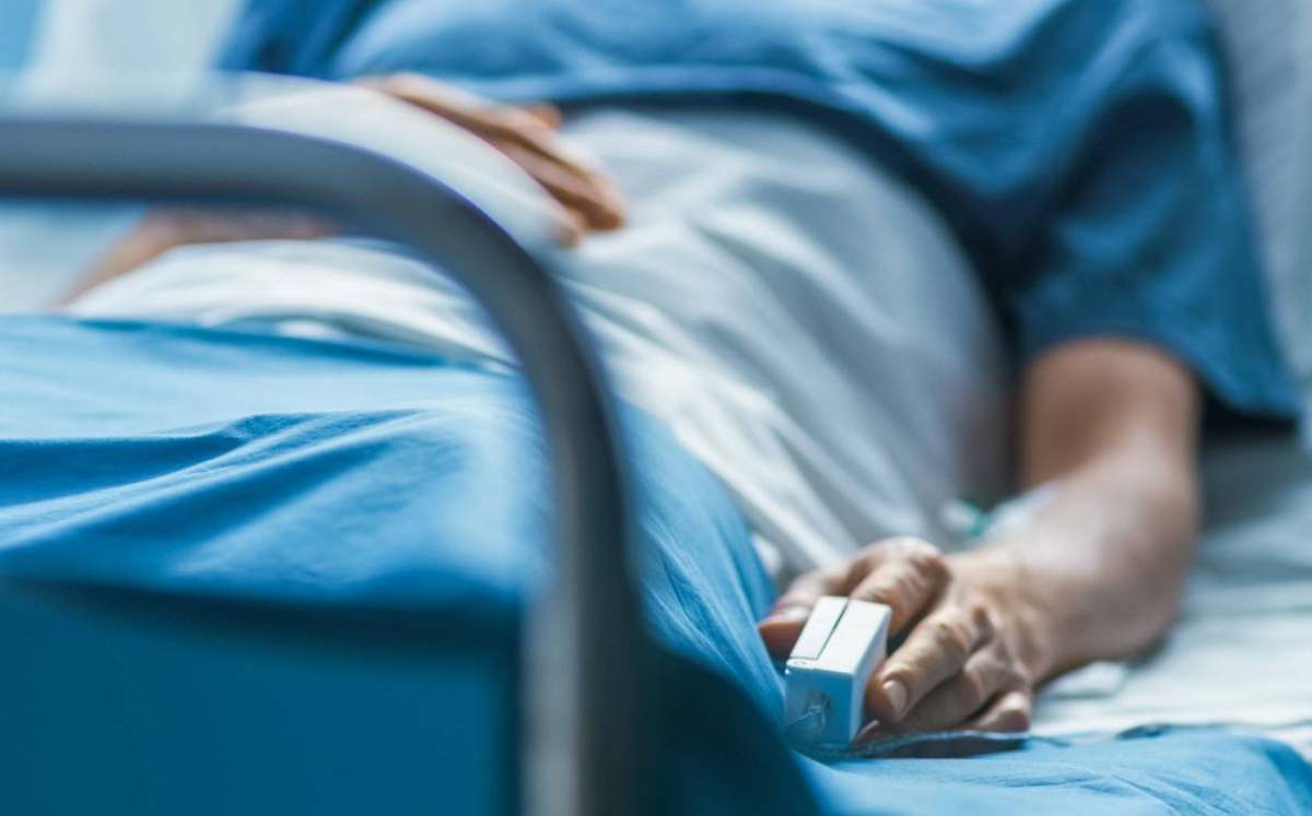 Hombre se salva de morir desangrado tras romper aparador de hierbería en Cadereyta