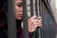 Gobernador de Oklahoma defiende nueva ley que prohíbe el ingreso de hombres a prisiones de mujeres
