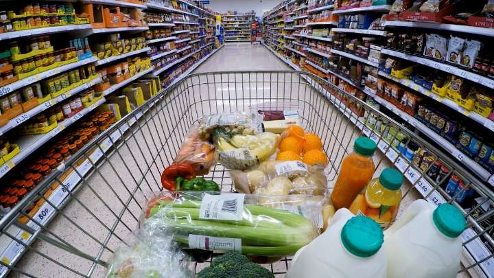 La cesta de la compra frena su escalada, pero es un 16% más cara que en 2021