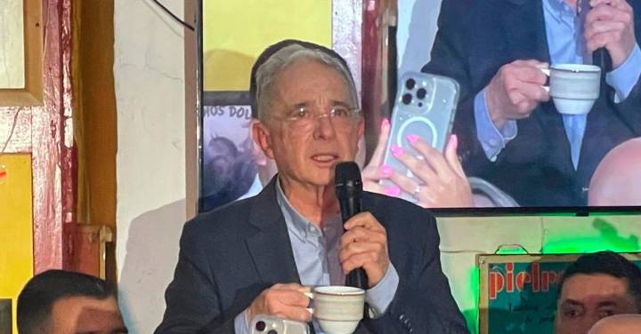 Uribe, en libertad, interrumpe a sus seguidores y les pide cambiar el grito de “fuera Petro” por “adentro democracia”