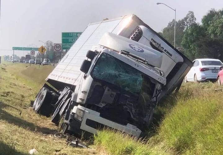 Accidente de tráiler en Villa de Pozos deja un lesionado