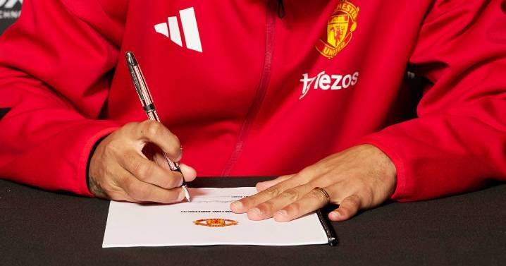 Manchester United planning to sign goalkeeper after trial at Carrington