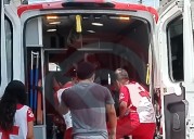 Trabajador de Limpias cae de camión al impactar con poste