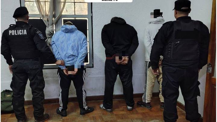 B° René Favaloro: balazos, persecución policial con cuatro aprehendidos y el secuestro de un revólver cargado