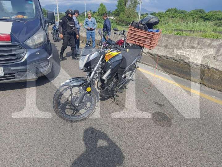 MOTOCICLISTA ACOMPAÑADO DE UNA MENOR CHOCÓ CONTRA CAMIONETA