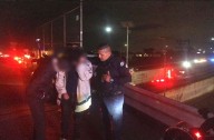 Policía de Ecatepec salva a joven con crisis de ansiedad de saltar de puente vehicular