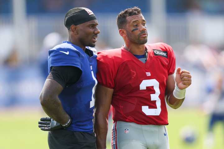 Giants' superstar playmaker brushes off vague 'back' injury