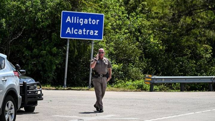 Juez desestima parte de la demanda sobre el centro de detención de inmigrantes "Alligator Alcatraz"