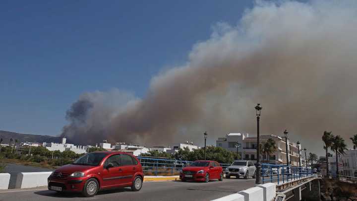 Un incendio en Tarifa obliga a desalojar parte de una urbanización y dos hoteles en la playa de Atlanterra