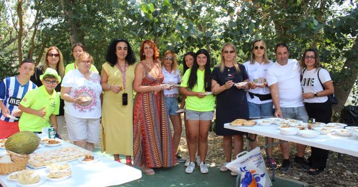 Los vecinos de Villagonzalo refuerzan su convivencia con una comida colaborativa
