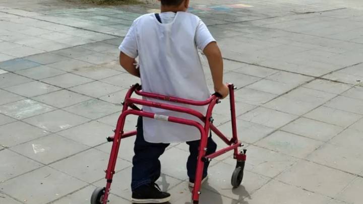 Denuncian que la obra social de la Policía Federal adeuda pagos y suspende prestaciones esenciales a un niño