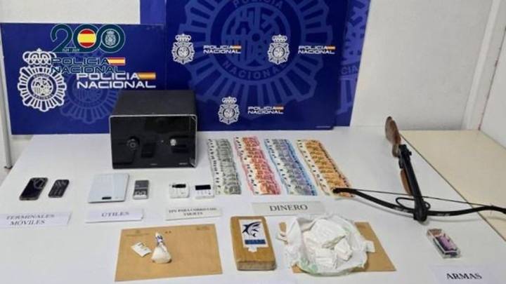 Casi dos kilos de coca, un ballesta y un táser: el alijo intervenido en un punto de venta de drogas en La Laguna