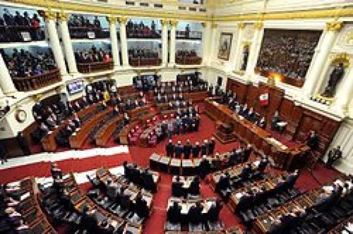 Comisión de Constitución del Congreso analiza aumentar sueldo a diputados y senadores a S/34 mil