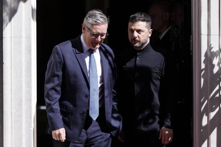 Zelenski se reúne con Starmer en Londres la víspera de la cumbre de Alaska