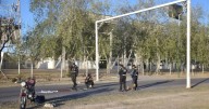 VIDEO. Tragedia en la nueva Av. del Carnaval: un motociclista murió y su pareja quedó grave tras chocar con una estructura caída