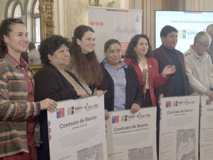 Comunidades firman contratos del programa «Quiero Mi Barrio» para ejecutar obras en sus respectivos sectores en Viña del Mar