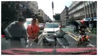 Motociclista choca, golpea y noquea a taxista en el Centro de la CDMX