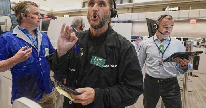 Stocks hold steady on Wall Street as earnings roll in