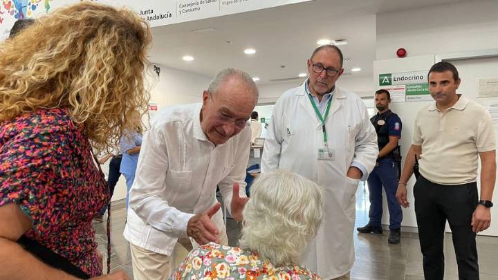 Así ha sido la visita del alcalde al Hospital Clínico con motivo de la Feria de Málaga 2025