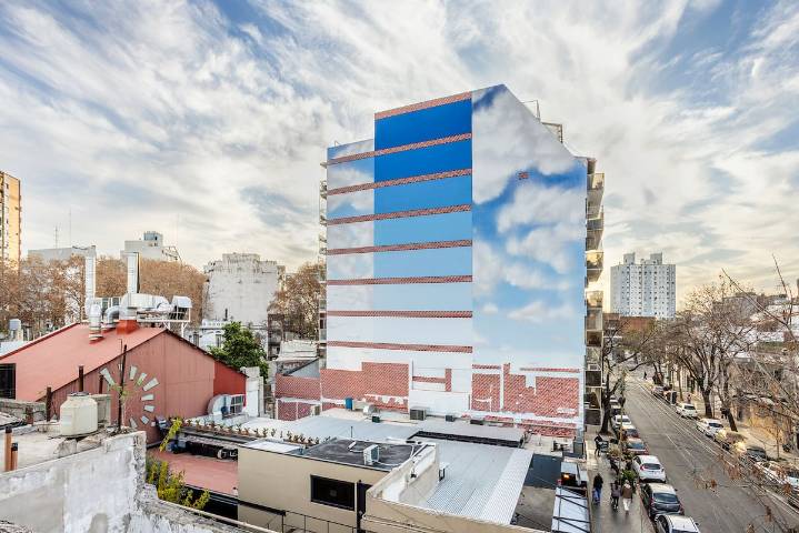 Espejismo en la ciudad. Una medianera se abre como una enorme ventana al cielo