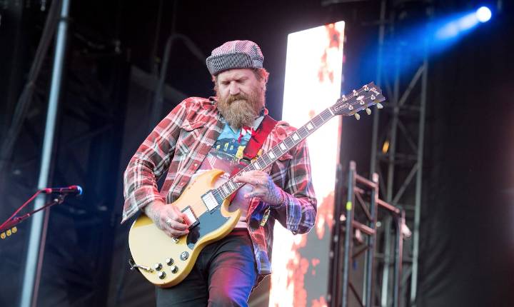 Muere excantante y guitarrista de la banda Mastodon tras ser impactado por auto