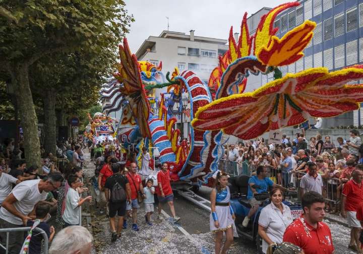 La magia de 'Pandora' reluce en la Gala Floral de Torrelavega