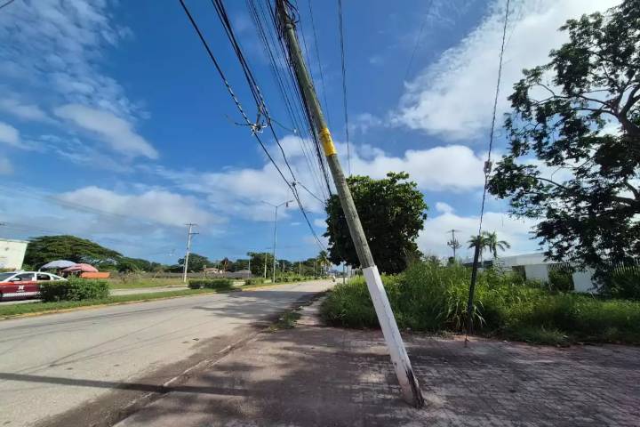 Poste ladeado de Telmex pone en riesgo a peatones y vehículos en Champotón