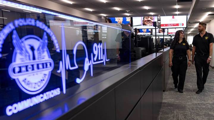 Phoenix Police Comms team is first group to move into new PD headquarters