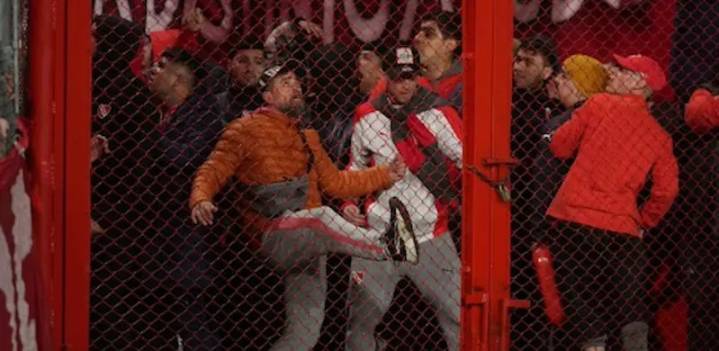 Riña en partido de la Copa Sudamericana deja heridos y más de 100 detenidos en Argentina