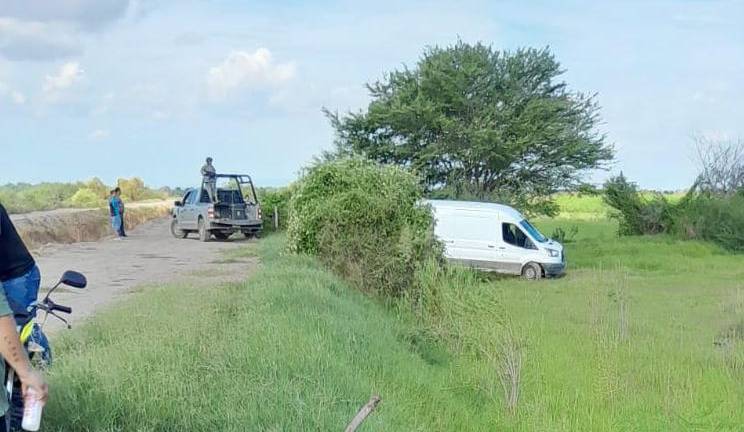 Hallan a dos hombres asesinados dentro de furgoneta en Navolato