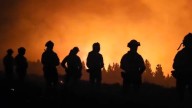 La imagen del infierno al que se enfrentan los bomberos en los incendios de León: cara a cara con llamas gigantes y focos sin control